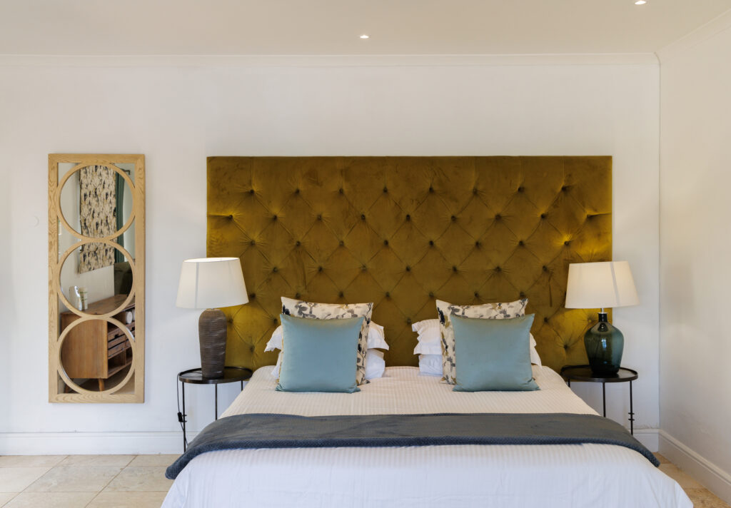 Book Your Stay | Tranquil Lakeside Cottage