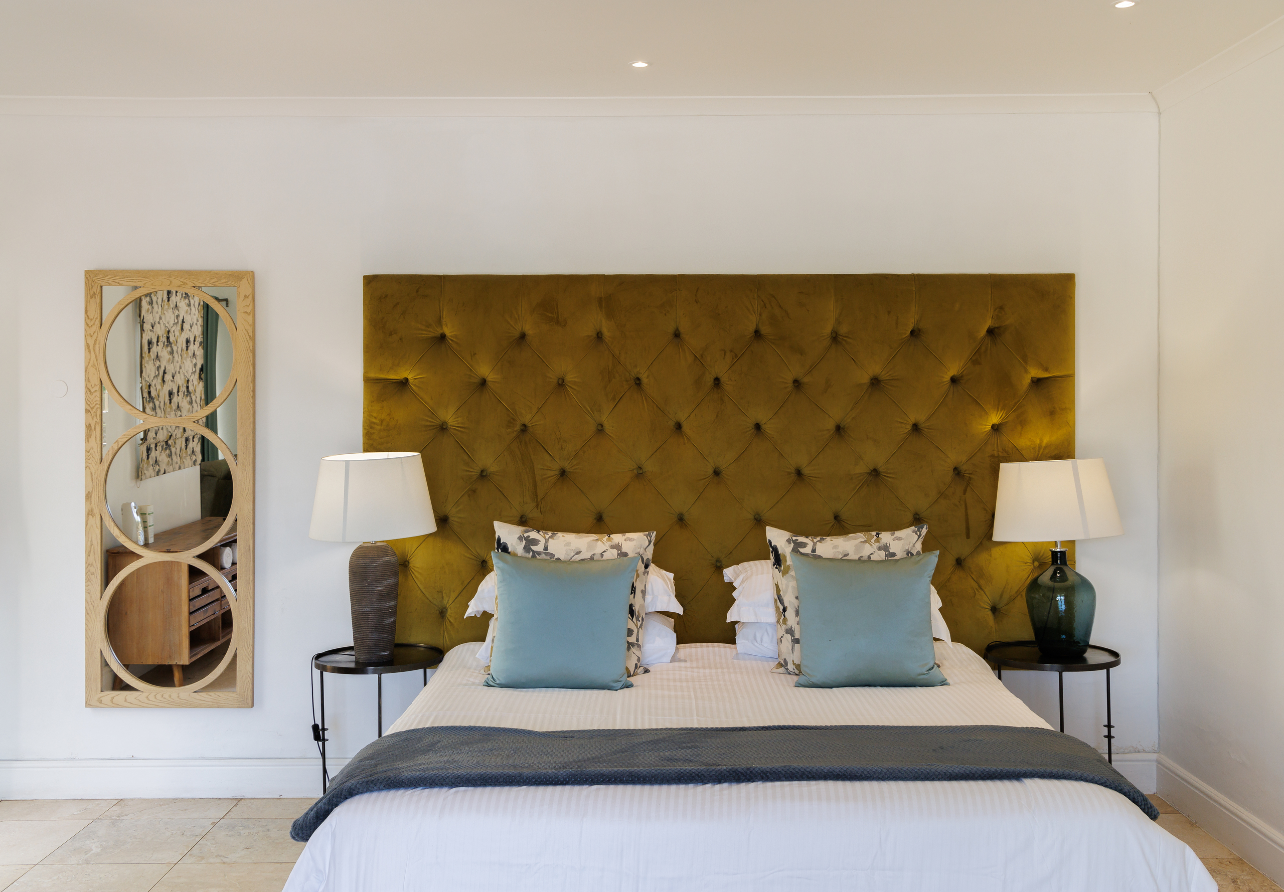 Book Your Stay | Tranquil Lakeside Cottage