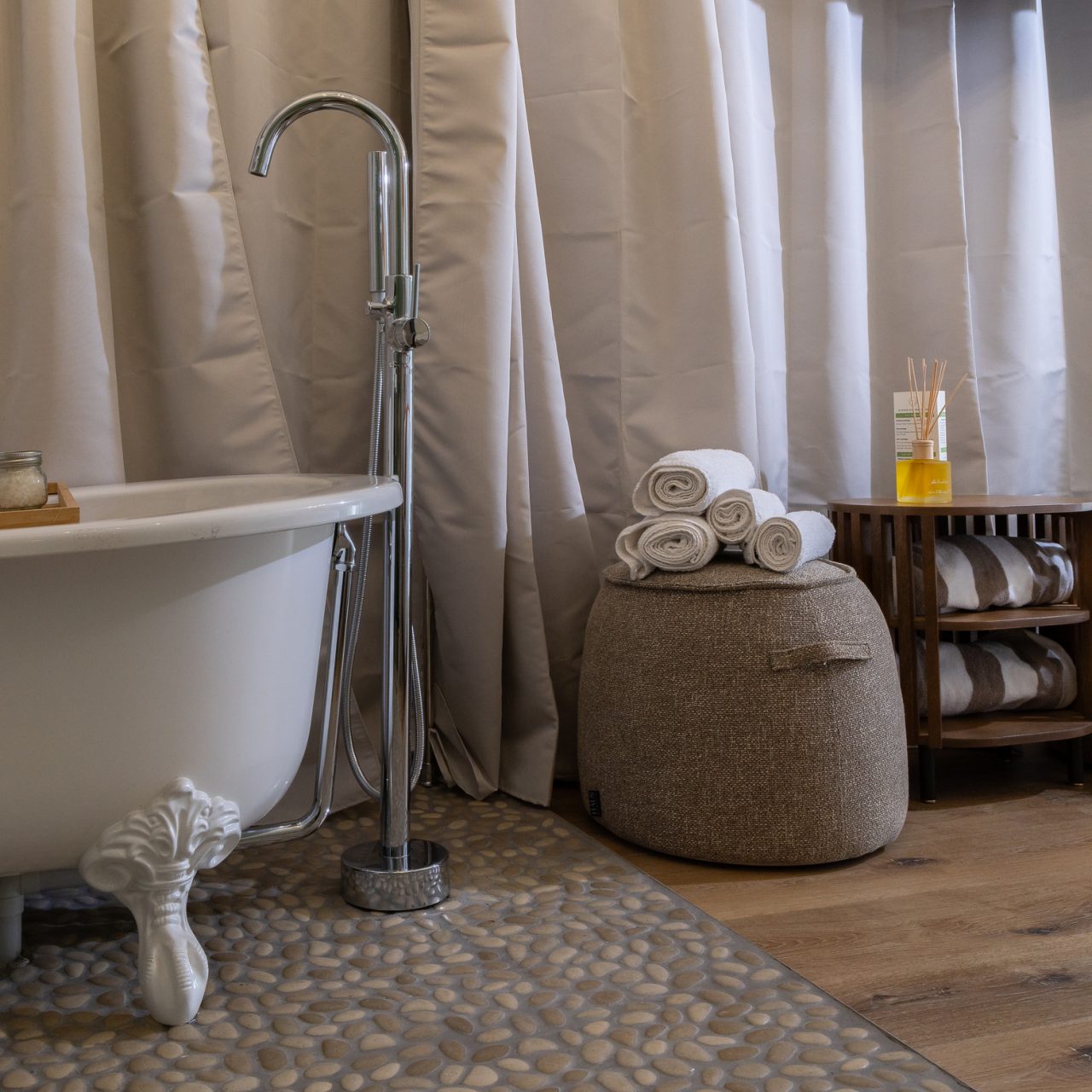 Lakeside Glamping Chardonnay (1)