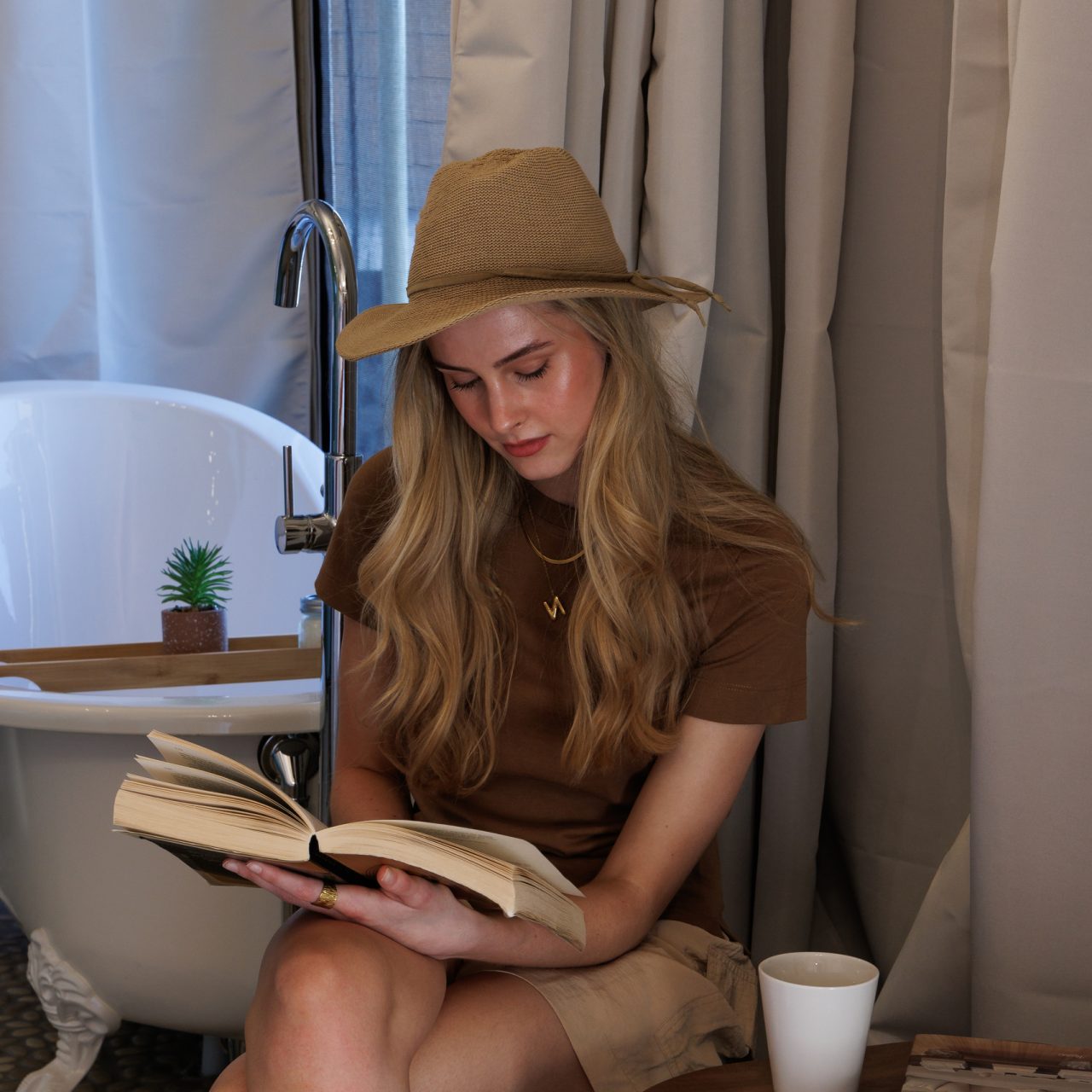 Lakeside Glamping Chardonnay (9)