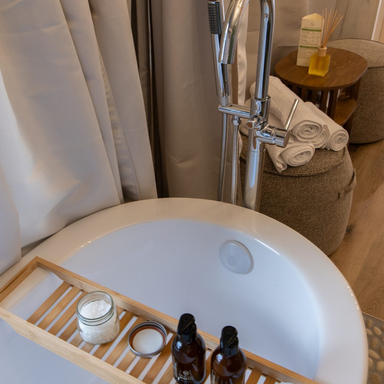 Lakeside Glamping Chardonnay (9)