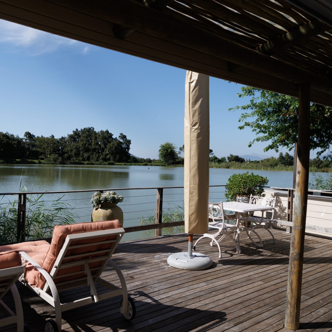 Tranquil Lakeside Cottage